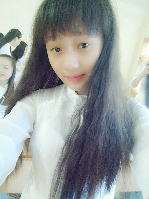 Sau khi bức ảnh được chia sẻ, có nhiều bình luận không hay chế giễu chiều cao của Kiều Anh, nhiều người nhận xét vui rằng “nhìn như hai chị em”, “hai mẹ con”.