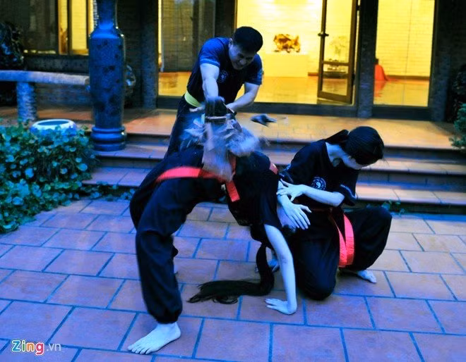 Hai chị em đã có 5 năm học môn võ cổ truyền. Hai cô gái có vẻ liễu yếu đào tơ nhưng không ngần ngại đánh tay đôi đến chặt gạch, dùng cổ bẻ cong thanh sắt, nằm trên bàn chông, cho xe máy đi qua người...