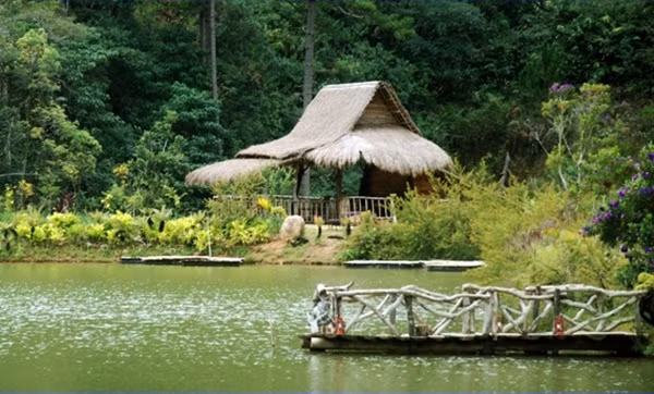 Làng Cù Lần bắt đầu mở cửa từ năm 2011, khu du lịch chủ yếu hướng du khách tham gia các hoạt động ngoài trời, thư giãn, hòa mình vào thiên nhiên, núi rừng như bắt cá suối, săn gà rừng... là nơi lý tưởng để tổ chức các hoạt động teambuilding.