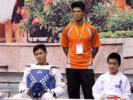 2, Nguyễn Văn Hùng, Nguyễn Trọng Cường (Taekwondo): Đây là cặp anh em trứ danh trong làng võ Việt Nam. Nguyễn Văn Hùng được mệnh danh là "độc cô cầu bại" khi 5 lần liên tiếp vô địch SEA Games từ năm 1999-2007 với chiêu độc là những cú đá chẻ. Sau khi chia tay sàn đấu năm 2010, anh về làm HLV tại Thanh Hóa rồi sau đó lên ĐTQG. Chính Hùng là người chỉ đạo cậu em trai Nguyễn Trọng Cường thi đấu thành công, đoạt HCV hạng cân 87kg tại SEA Games 2003. Tổng cộng, Trọng Cường cũng có 4 HCV, 1 HCB tại đấu trường SEA Games. Có thể nói, họ là cặp anh em có một không hai của thể thao Việt Nam. Ảnh: Tiền Phong.