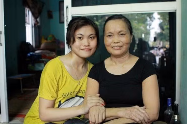 Trong những ngày tháng khó khăn, chính mẹ là chỗ dựa vững chắc nhất cho Ngọc Anh. Cô đang là sinh viên năm cuối ngành Kế toán của một trường cao đẳng. Dù bị chế giễu trên mạng xã hội, 9X vẫn tâm niệm rằng nếu lạc quan, những điều tốt đẹp sẽ đến. Sau những lời bộc bạch chân thành của Ngọc Anh, dân mạng dường như đã tỉnh ngộ và không xem cô là một trò đùa như trước đây.