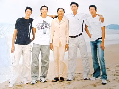 Trong số 4 anh em thì Văn Kiều (áo đen, bìa trái) và Văn Công (cạnh Văn Kiều) chơi bóng chuyền. Cả hai chơi cho đội Sanest Khánh Hòa, thi đấu thành công những năm qua.