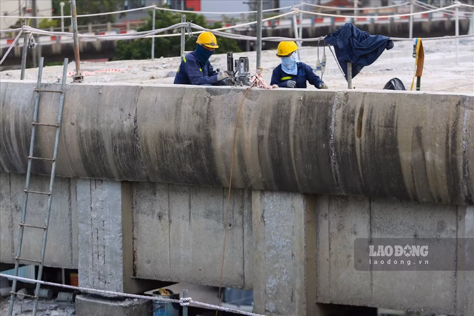 “Dự án tháo dỡ 2 nhịp cầu Vĩnh Tuy được chia làm 2 giai đoạn. Giai đoạn 1, chúng tôi thực hiện phá dỡ từ ngày 26.3 đến 30.4. Giai đoạn 2 chúng tôi thực hiện thi công phần trên từ trụ T17A đến trụ T18HL, thuộc dự án đầu tư xây dựng cầu Vĩnh Tuy 2”, Ông Đỗ Đức Long, Tư vấn giám sát dự án cho hay.