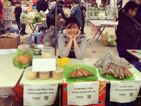 Hội chợ diễn ra trong một ngày duy nhất 26-1 tại số 10 Thuỵ Khuê, Hà Nội. Ông Bùi Huy Kiên, Giám đốc Công ty TNHH Hiệp Đồng (quản lý Diễn đàn lamchame.com) cho hay, bên cạnh các gian hàng thanh toán bằng đồng Việt Nam truyền thống thì hội chợ năm nay có 4 gian hàng chấp nhận thanh toán cả bằng tiền điện tử Bitcoin. Gian hàng trưng biển chấp nhận thanh toán bằng Bitcoin.