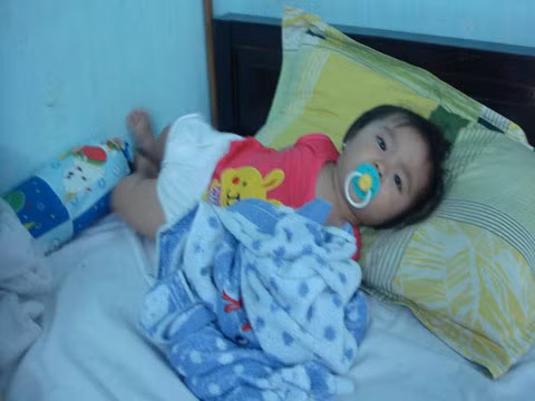 Bé Nguyễn Linh Đan con gái bệnh nhân phải đón tết trong bệnh viện với mẹ.