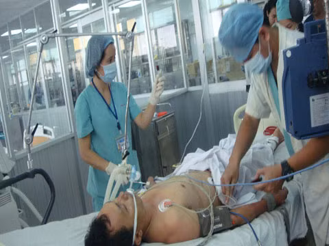 Lấy máu xét nghiệm cho bệnh nhân.