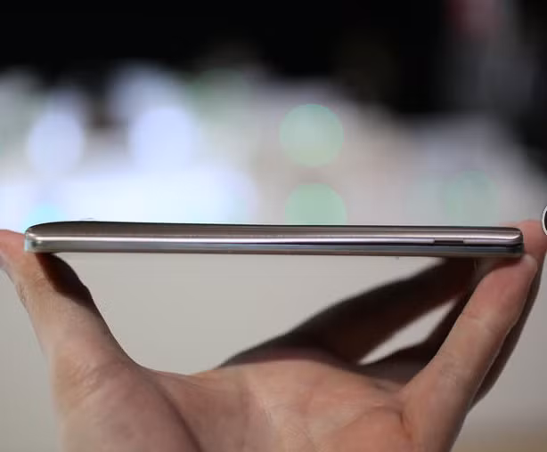 Các nút vật lý đặc trưng của LG. Đối với G3, LG vẫn tiếp tục đưa các nút điều khiển vật lý ra mặt sau, tương tự như G2 và G2 Pro, điểm khác biệt duy nhất là các nút bấm này đã được thay đổi kiểu thiết kế.