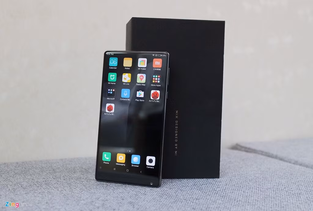 Nếu không đọc thông số, khó tin khi đây là một smartphone màn hình 6,4 inch. Nếu so với một chiếc smartphone màn hình tương đương như Mi Max hay Xperia Z Ultra thì rõ ràng, Mi Mix nhỏ gọn hơn rất nhiều.