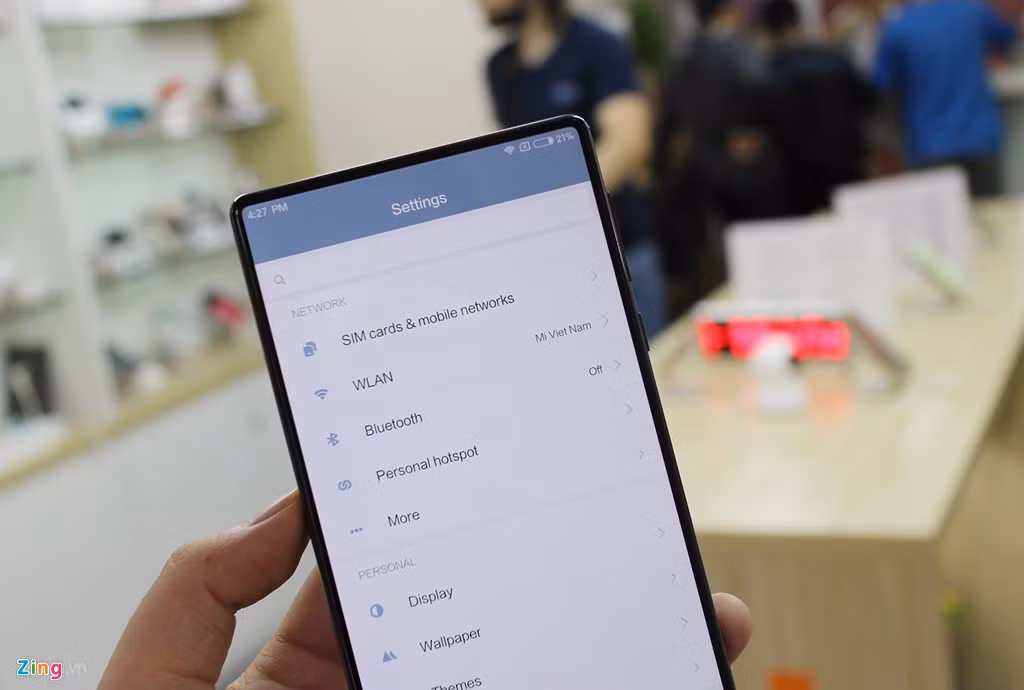 Cách hiển thị của Mi Mix chính là điều giới di động hướng đến trong suốt thời gian qua. Thực tế, Mi Mix không phải smartphone đầu tiên có thiết kế này. Trước đó, một số smartphone dòng Aquos của Sharp đã có thiết kế tương tự. Những smartphone này cũng có camera trước đặt ở cạnh dưới.