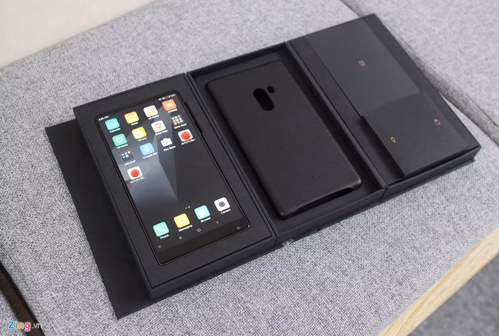 Rất nhanh sau khi lên kệ tại Trung Quốc, Xiaomi Mi Mix đã được đưa về Việt Nam. So với model ra mắt cùng thời điểm là Mi Note 2, cách đóng gói của máy cao cấp hơn nhiều. Mi Mix được tặng kèm một ốp lưng chất liệu da trông khá cao cấp.