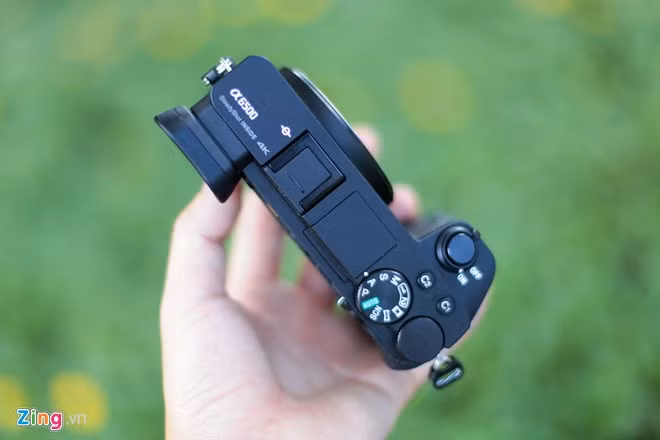 Sony A6500 dùng cảm biến APS-C BIONZ-X độ phân giải 24 MP với 425 điểm lấy nét theo pha. Bộ xử lý LSI mới cho phép người dùng thực thi các tác vụ nhanh hơn, cải thiện khả năng xử lý ở dải ISO cao.