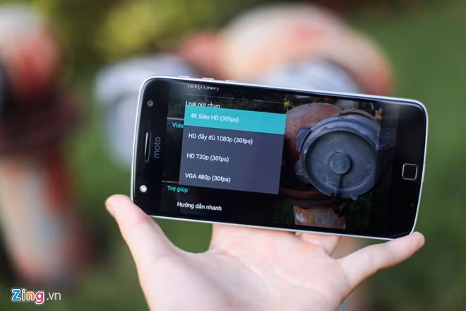 Camera chính16 MP, khẩu độ f/2.0. Moto Z Play có thêm chế độ quay phim 4K nhưng không hỗ trợ chống rung quang học.