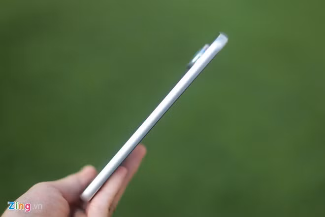 So với bản tiêu chuẩn, Moto Z Play dày hơn rất nhiều. Phần khung kim loại khá sắc và cấn tay, độ hoàn thiện chưa cao.