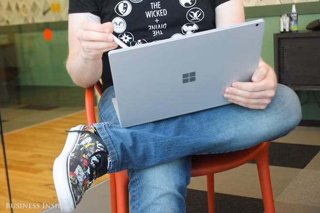 Vì vậy, Matt quyết định gắn bó với Windows 10 để tận hưởng những ưu điểm của công nghệ cảm ứng cũng như nâng cao năng suất làm việc.