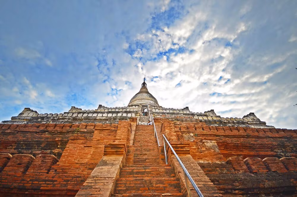 Shwesandaw là một ngôi chùa nổi tiếng khác ở cố đô Bagan. Ngôi chùa này là địa điểm nổi tiếng để ngắm toàn cảnh Bagan khi hoàng hôn buông xuống.