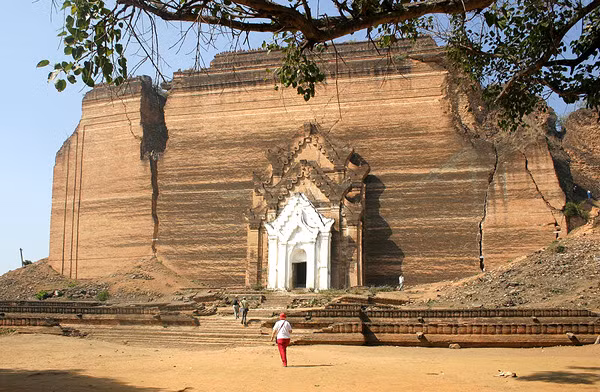 Bảo tháp Mingun là một phế tích Phật giáo đồ sộ nằm ở làng Mingun, Mandalay. Đây là một chùa tháp được vua Bodawpaya cho xây dựng năm 1790. Công trình bị phế bỏ khi chưa hoàn thành do một nhà chiêm tinh khẳng định, nhà vua sẽ chết khi nọn tháp hoàn thành.