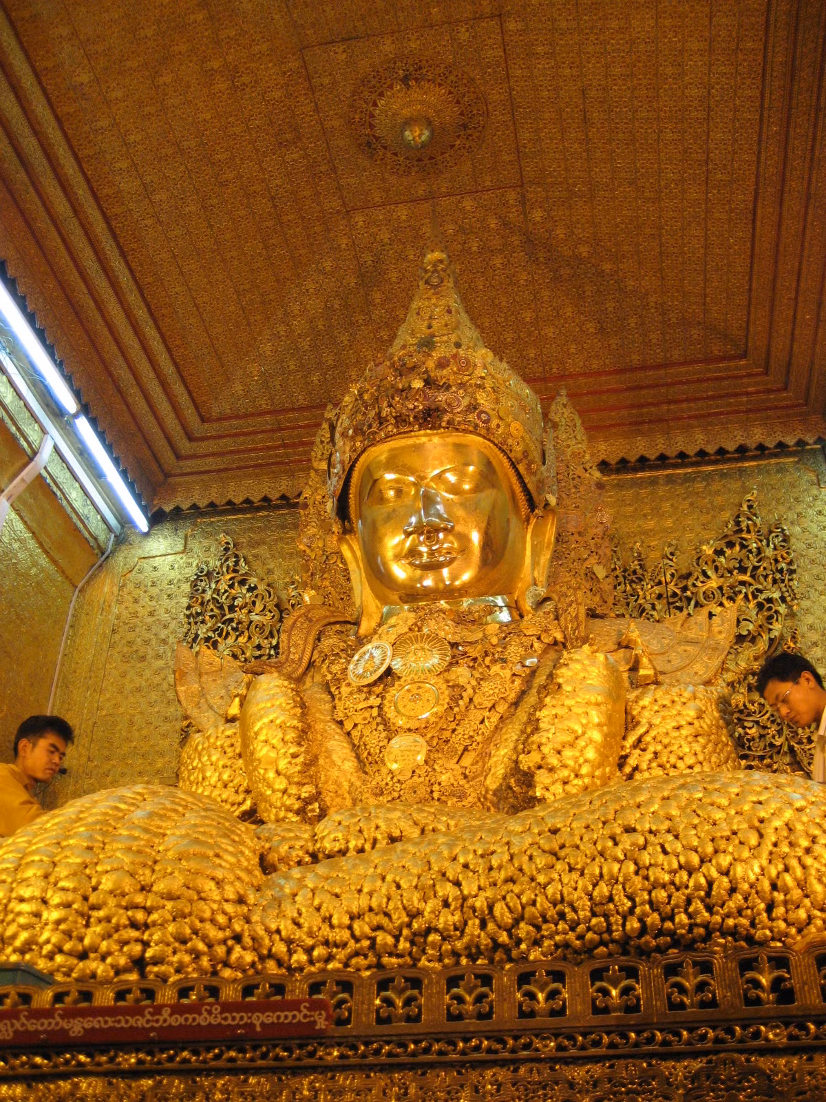 Được coi là biểu tượng của thành phố Mandalay, chùa Mahamuni được xây dựng từ thế kỷ 18. Đây là nơi lưu giữ một bức tượng Phật dát lớp vàng dày đến 15cm.