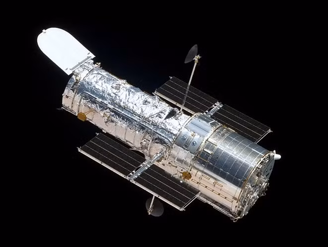 Quỹ đạo của Hubble cách trái đất khoảng 610 km. Nó sở hữu hệ thống máy tính cùng gương thu ánh sáng có đường kính 2,4 m. Khả năng quan sát của kính trở nên hoàn hảo hơn vì nó không chịu ảnh hưởng của khí quyển trái đất. Kính có thể quan sát những thiên thể cách địa cầu 12 tỷ năm ánh sáng.