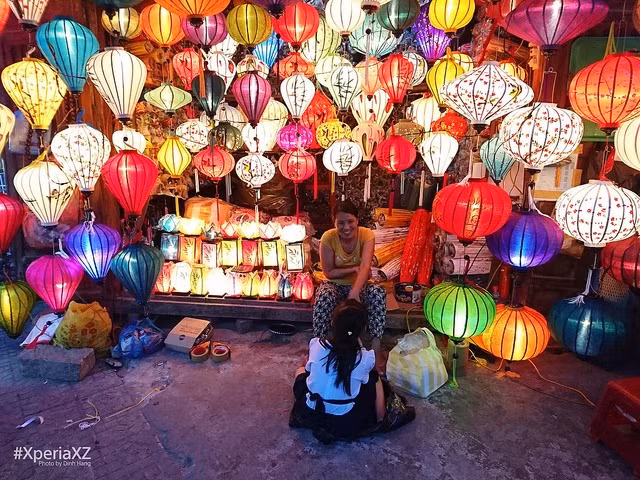 Nhắc đến Hội An, không thể bỏ qua những chiếc đèn lồng rực rỡ. Cảm biến màu sắc RGBC-IR của Xperia XZ thổi hồn vào biểu tượng của phố cổ.