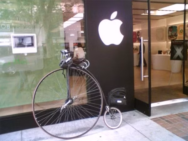 Việc Apple Store sử dụng những bức tường bằng kính sẽ giúp khách hàng dễ trông coi tài sản bên ngoài hơn.