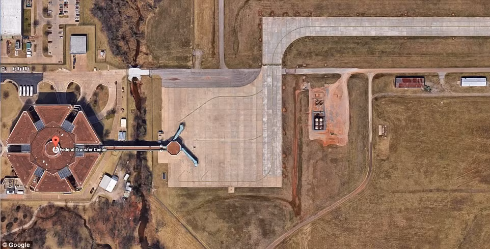  Đường băng dành cho tù nhân: Trung tâm chuyển giao liên bang ở thành phố Oklahoma (Mỹ) có các chuyến bay trực tiếp đến cửa trại giam để nhận và trả tù nhân. Cổng trại giam được xây nối với sân bay Will Rogers, nơi phục vụ cả những chuyến bay thương mại.