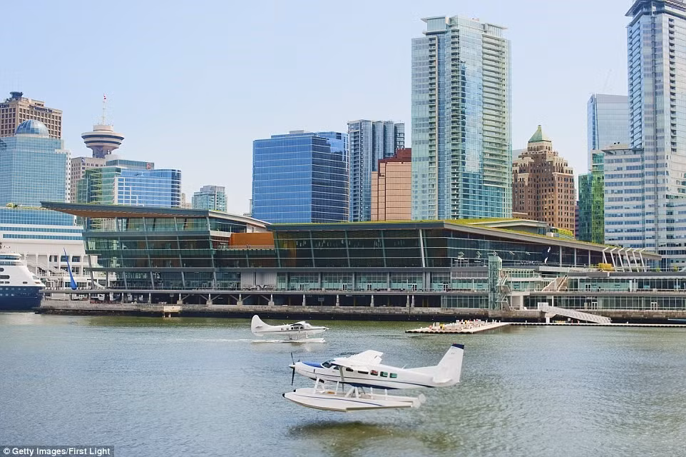  Đường băng trên mặt nước: Sân bay dành cho thủy phi cơ ở Vancouver, Canada là nơi có loại thủy phi cơ lớn nhất thế giới. Sau khi hạ cánh, du khách đã ở ngay Vancouver, xung quanh là các tòa nhà chọc trời do sân bay nằm tại trung tâm thành phố.