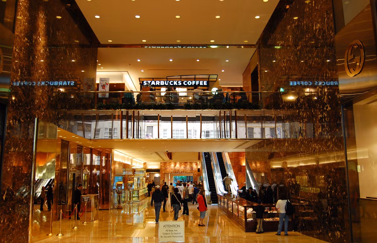 Kể từ khi khởi đầu chiến dịch tranh cử của ông Trump trong năm 2015, số khách đến Tháp Trump đã tăng đáng kể. Phần nhiều trong số đó là những người ủng hộ ông Trump làm Tổng thống Mỹ. Ảnh: Pat Dollard