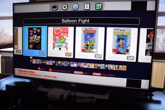 Giao diện của NES Classic giống như trình giả lập game NES trên chiếc máy chơi game Wii. Những chế độ hiển thị như 4:3, 16:9 được hiện diện đầy đủ. Thậm chí, chiếc máy còn có tính năng CRT mode, giúp "giả lập" cả những hình ảnh mờ mờ từng dải đèn hình chỉ có trên những chiếc tivi bóng hình của 30 năm về trước trên các màn hình cao cấp hiện nay. Đây là điểm khác biệt của NES Classic so với những sản phẩm cùng chức năng trên thị trường.