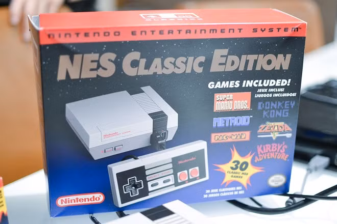 Đúng như tên gọi, NES Classic đơn giản chỉ là một thiết bị chơi game "hoài cổ", tích hợp sẵn những tựa game đình đám nhất của thập niên 80-90 như Super Mario Bros, Pac Man, Donkey Kong... và được Nintendo bán với giá rẻ. Tuy nhiên, sản phẩm này bất ngờ gây sốt toàn nước Mỹ và hiện khá khó để sở hữu bởi các nhà bán lẻ chỉ tung chương trình đặt hàng kéo dài 1 giờ mỗi ngày, hoặc số lượng hạn chế.