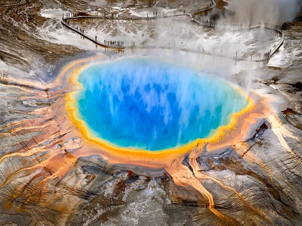 Suối nước nóng Grand Prismatic, công viên quốc gia Yellowstone, bang Wyoming. Ảnh: Getty.