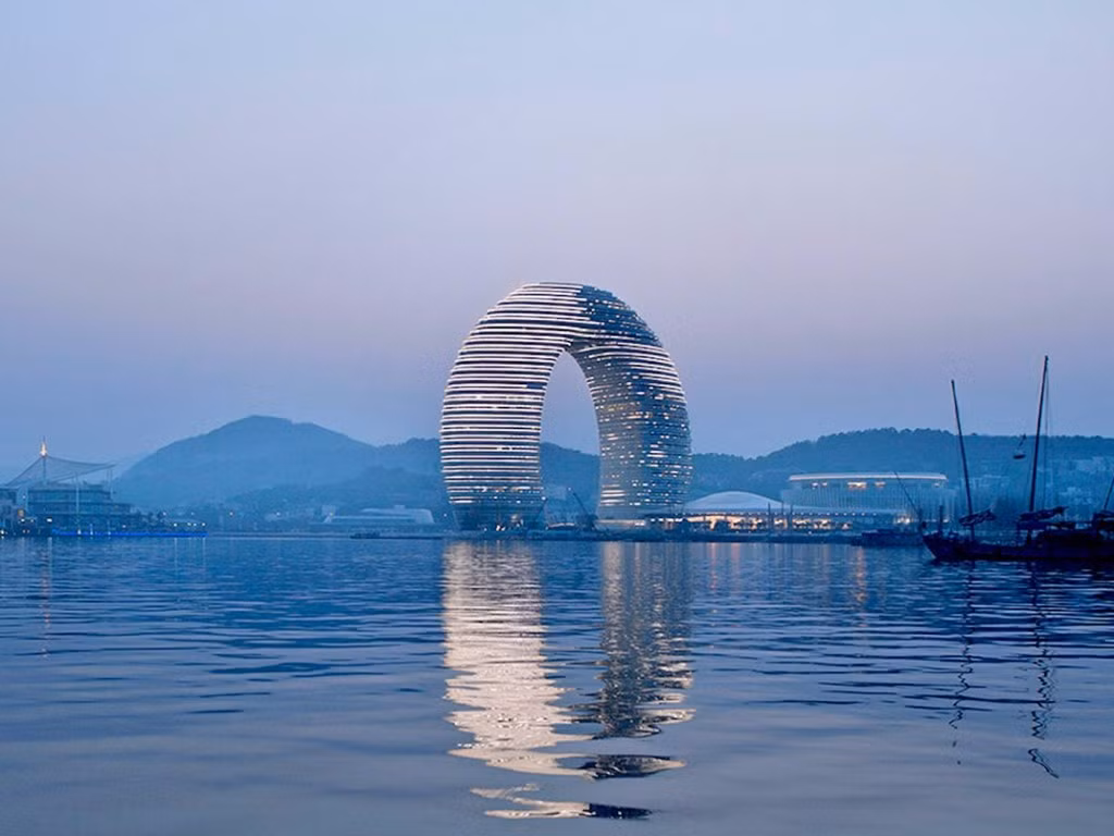 Công trình hình móng ngựa này là Khu nghỉ dưỡng nước nóng Sheraton Huzhou hay còn gọi là khách sạn Moon. Đây là công trình tôn vinh vẻ đẹp của những cây cầu truyền thống trong tranh cổ Trung Quốc. Được thiết kế bởiMa Yansong (MAD), tòa nhà hoàn thành năm 2013.