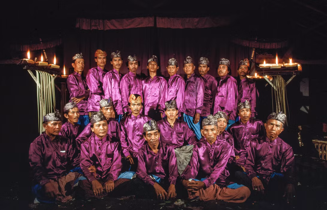 Các nghệ sĩ trong dàn nhạc Gamelan truyền thống tề tựu trên sâu khấu của cung điện Taman ở Karangasem, đảo Bali. Ảnh: Peter Marlow/ Magnum Photos.
