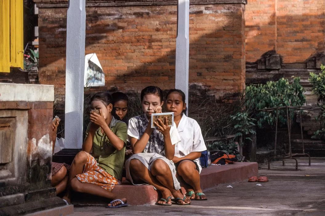 Một nhóm vũ công trang điểm ở ngoài trời trước khi biểu diễn. Ảnh: Peter Marlow/ Magnum Photos.