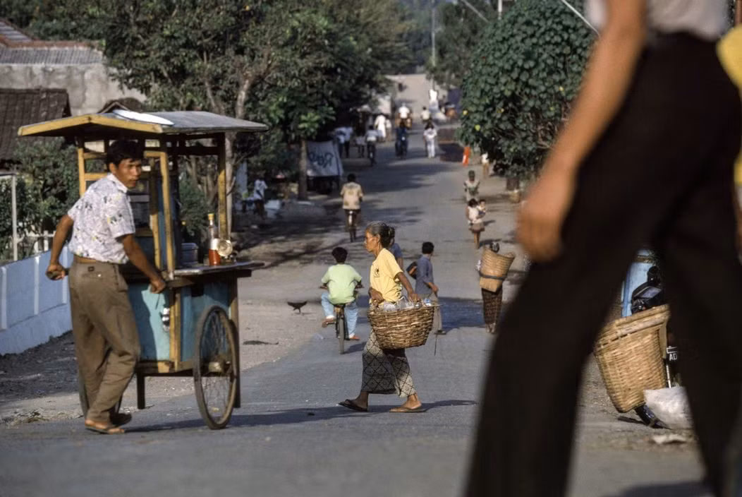 Các gánh hàng rong là hình ảnh quen thuộc trên đường phố Solo. Thành phố này còn được gọi bằng các tên gọi khác là Surakarta hoặc Sala. Ảnh: Peter Marlow/ Magnum Photos.