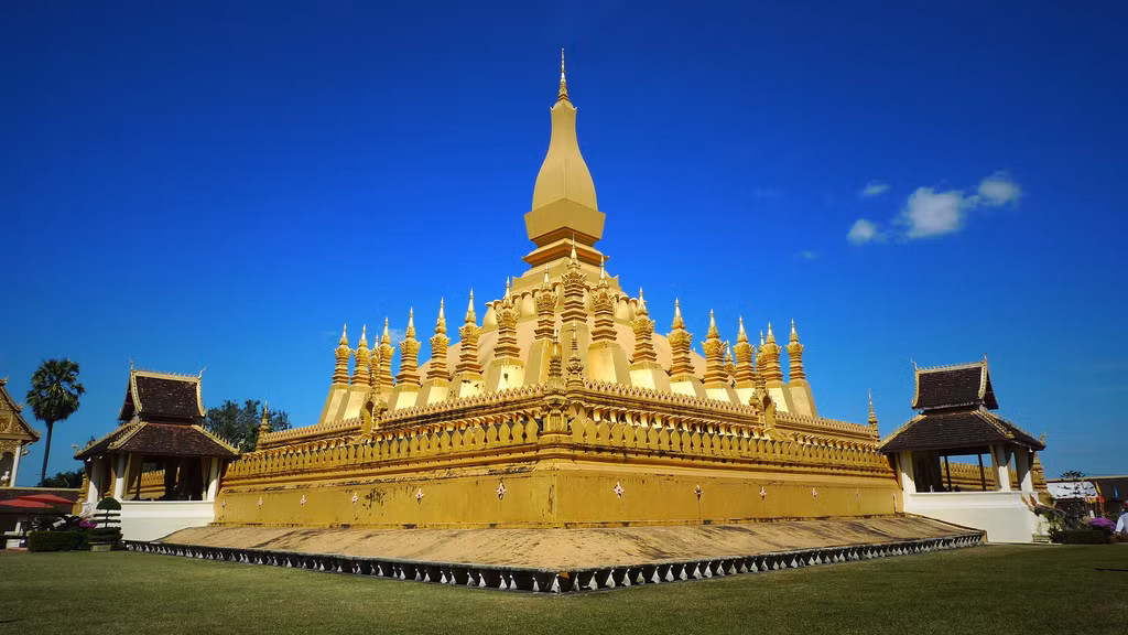 Năm nhà sư tới mường Viêng Chăn và thuyết phục châu mường cho dựng tháp để cất giữ xá lỵ Phật. Là người mộ đạo, châu mường Viêng Chăn vui sướng nhận lời và cho dựng lên ngôi tháp Đại Phật Tích (Thạt Luổng). Ảnh: Asia Travel News.