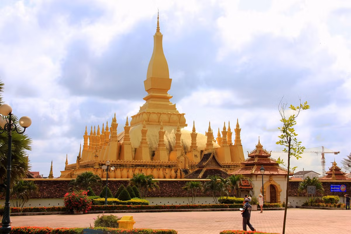 Truyền thuyết về Thạt Luổng của người Lào kể lại rằng, vào năm 236 Phật lịch (thế kỷ thứ III TCN), có năm nhà sư người Lào sau khi học xong ở Ấn Độ trở về quê hương đã theo chiếc xương đầu gối của Đức Phật. Ảnh: Vietnamitas en Madrid.