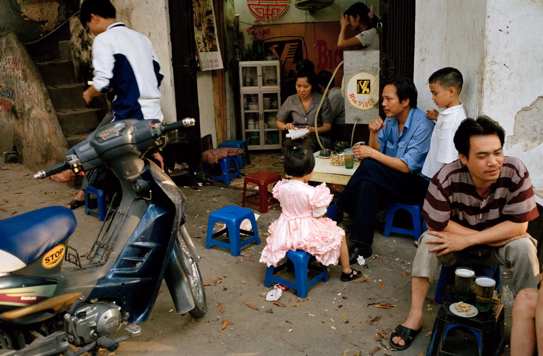 Quán bia hơi vỉa hè ở phố cổ, một nét đặc trưng của ẩm thực đường phố Hà Nội, năm 2000. Ảnh: John Vink/ Magnum Photos.