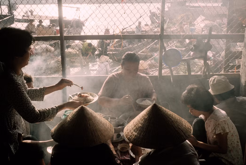 Quầy hàng ăn trong chợ Cần Thơ, 1994. Ảnh: HG/ Magnum Photos.