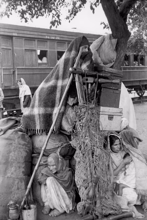 Những người Hồi giáo nghỉ ngơi lúc tàu dừng ở Kuinkshaha trên hành trình từ Delhi đi Lahore. Ảnh: Henri Cartier-Bresson.