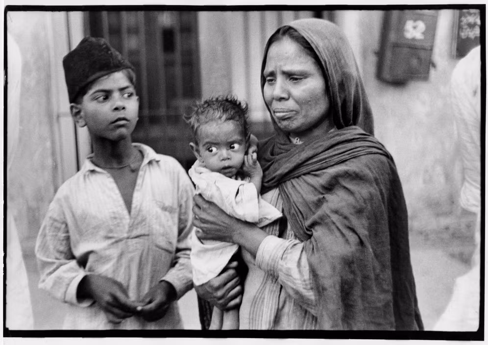 Người phụ nữ và những đứa trẻ trong trại tị nạn ở Lahore, Pakistan năm 1948. Ảnh: Henri Cartier-Bresson.