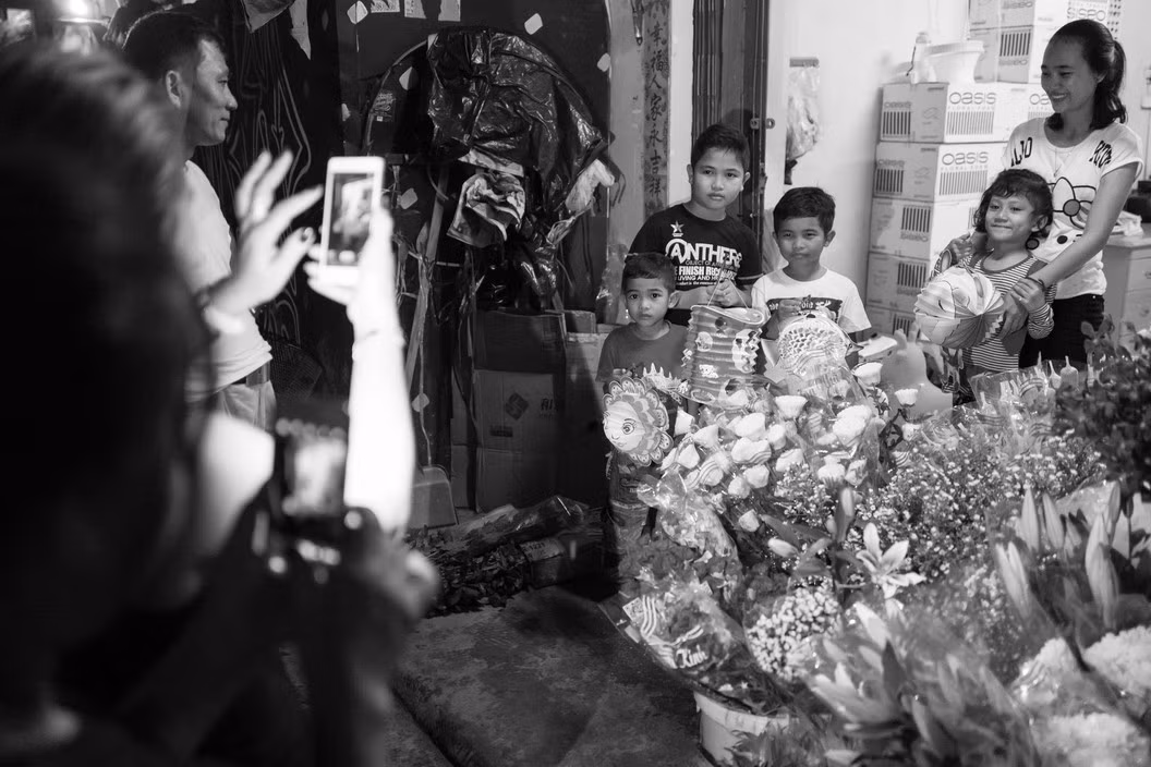 Một nhóm trẻ em chụp ảnh kỷ niệm với đèn lồng trên tay. Ảnh: John Vink/ Magnum Photos.