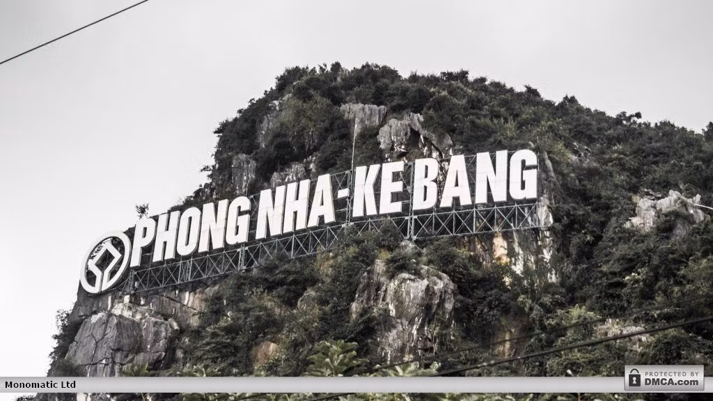 Núi đá ở lối vào Vườn quốc gia Phong Nha - Kẻ Bàng ở Quảng Bình, Di sản thiên nhiên thế giới của Việt Nam. Ảnh: Gomandrake.co.uk.