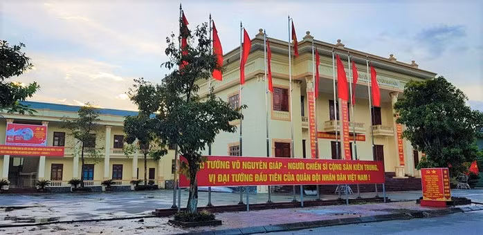  Giám đốc bị khiển trách vì dùng xe công chở vợ con đi chơi: Chiều 11/10/2020, UBND huyện Minh Hóa, tỉnh Quảng Bình xác nhận Hội đồng kỷ luật của huyện đã quyết định kỷ luật khiển trách đối với ông Cao Hữu Cường, giám đốc Trung tâm Văn hóa thông tin - thể thao huyện, vì đã có hành vi vi phạm trong việc sử dụng ô tô công trái quy định. (Ảnh trụ sở Trung tâm VHTT - TT huyện Minh Hóa) 