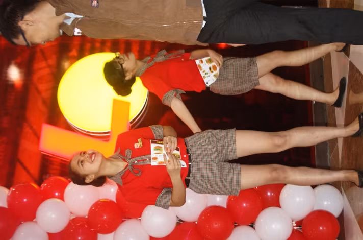Nhiều người lầm tưởng nữ tiếp viên của VietjetAir đi "tiếp thị" đồ ăn nhanh Lotteria. Ảnh: N.Đan.