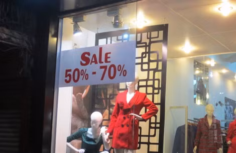 Mức giảm phổ biến là 50%, có nơi lên tới 70-80%. Ảnh: N.Đan.