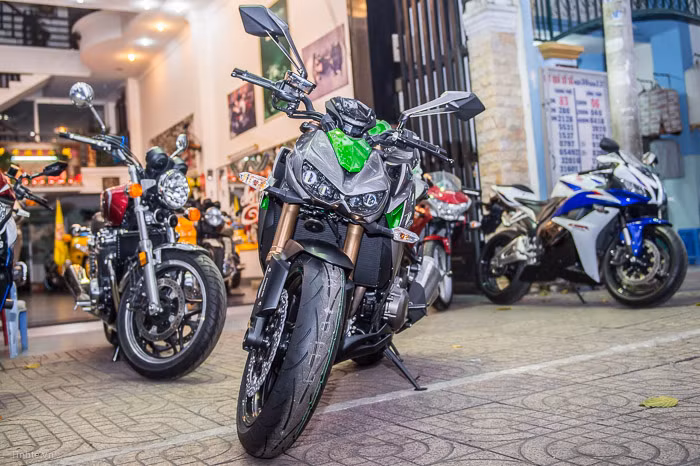 So với phiên bản cũ, Kawasaki Z1000 2014 được thiết kế lại theo phong cách Sumogi trông dữ dằn, hầm hố, mạnh mẽ hơn.