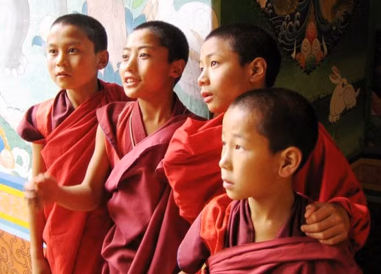 Các nhà sư trẻ tại một tu viện của Bhutan.