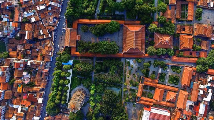 Ngày 25/7, UNESCO đã bổ sung Tuyền Châu vào danh sách di sản thế giới nhờ vai trò lịch sử "trung tâm giao thương thời Tống-Nguyên của Trung Quốc". Tuyền Châu là thành phố ven biển ở phía đông nam tỉnh Phúc Kiến. Toàn bộ khu vực phía đông nam Trung Quốc là nơi sinh sống của các dân tộc không phải người Hán từ thời cổ đại, sau đó bị đô hộ và sáp nhập vào đế chế Trung Quốc hơn 2.000 năm trước. Ảnh: theglobalherald.