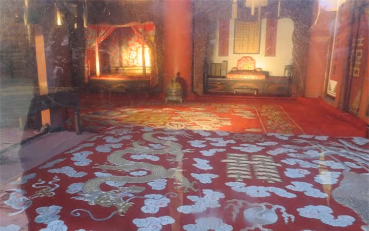  Phòng the của các Vua chúa đều có tông màu đỏ chủ đạo.