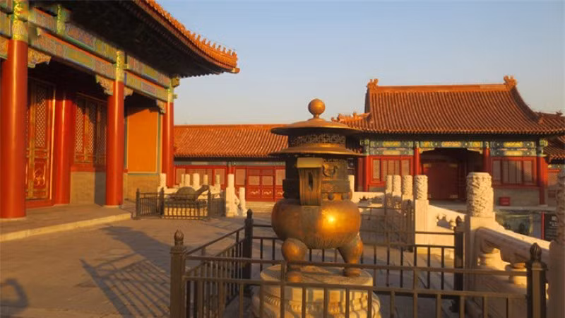Những hoàng đế Trung Hoa cổ xưa được sở hữu tam cung, lục viện, thất thập nhị phi, nhưng thông thường trong cuộc đời mỗi hoàng đế chỉ được kết hôn một lần chính thức, được gọi là “đại hôn”. Tuy vậy, cũng có những ngoại lệ, khi hoàng hậu bị truất ngôi thì nhà vua có thể tái hôn.